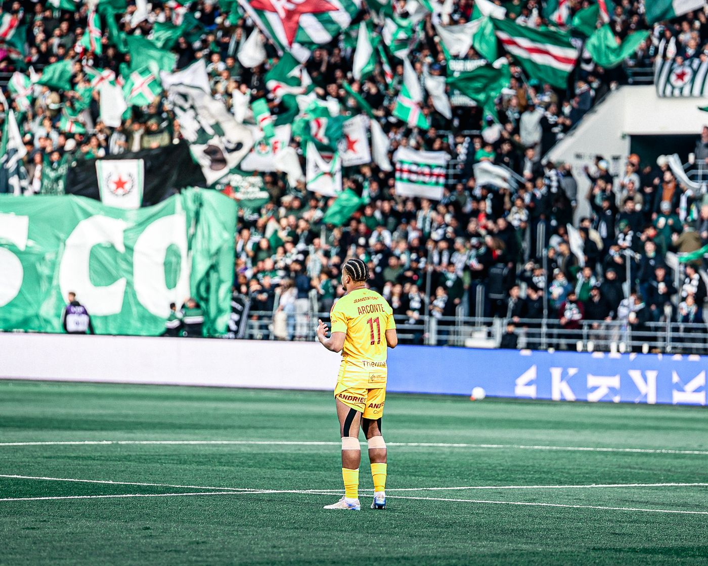 Salut aux tribunes — Football