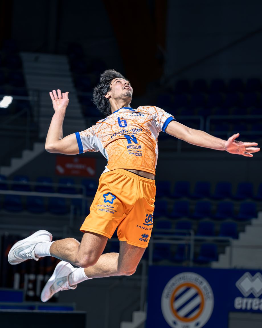 Saut au service — Volley